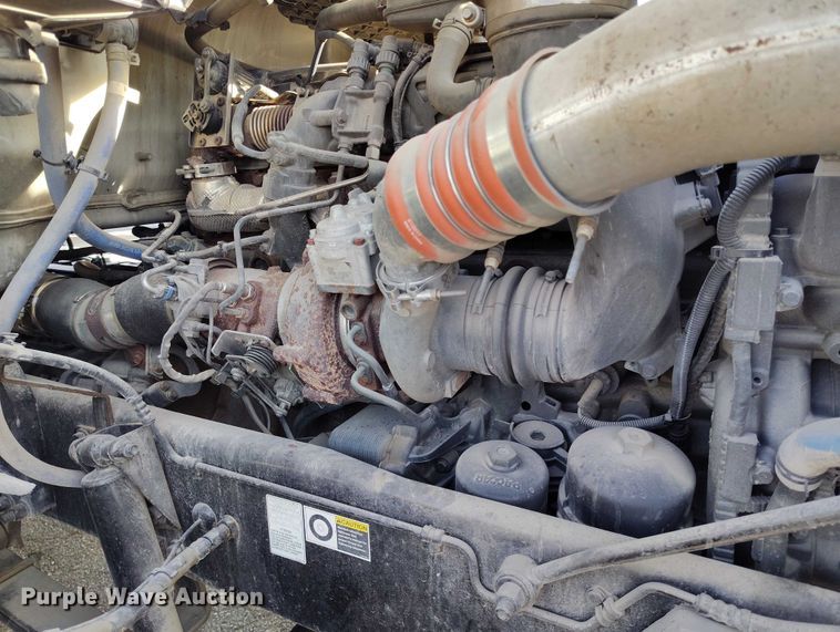 image for item DT0873 2018 Peterbilt 579 semi truck