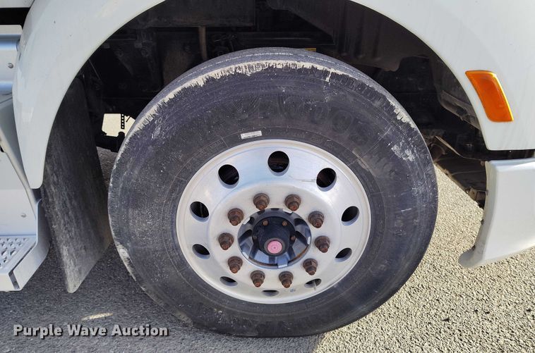 image for item DT0873 2018 Peterbilt 579 semi truck