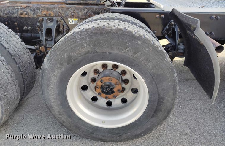 image for item DT0873 2018 Peterbilt 579 semi truck