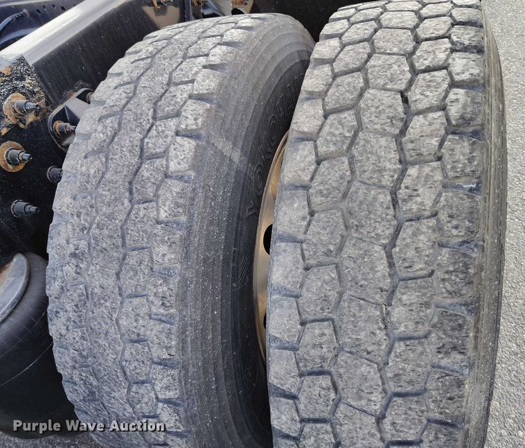 image for item DT0873 2018 Peterbilt 579 semi truck