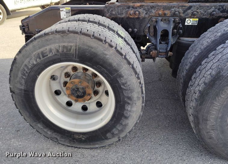 image for item DT0873 2018 Peterbilt 579 semi truck