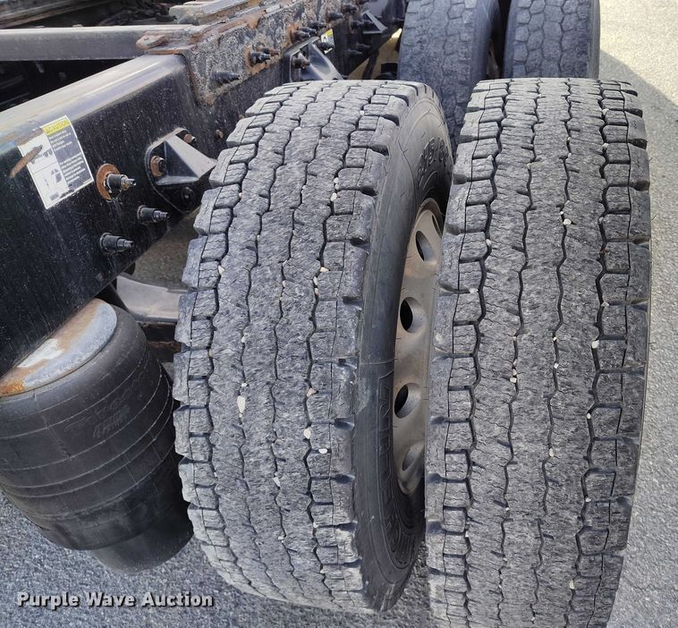 image for item DT0873 2018 Peterbilt 579 semi truck