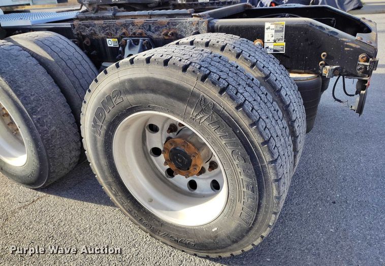 image for item DT0873 2018 Peterbilt 579 semi truck