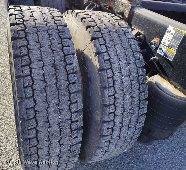 image for item DT0873 2018 Peterbilt 579 semi truck