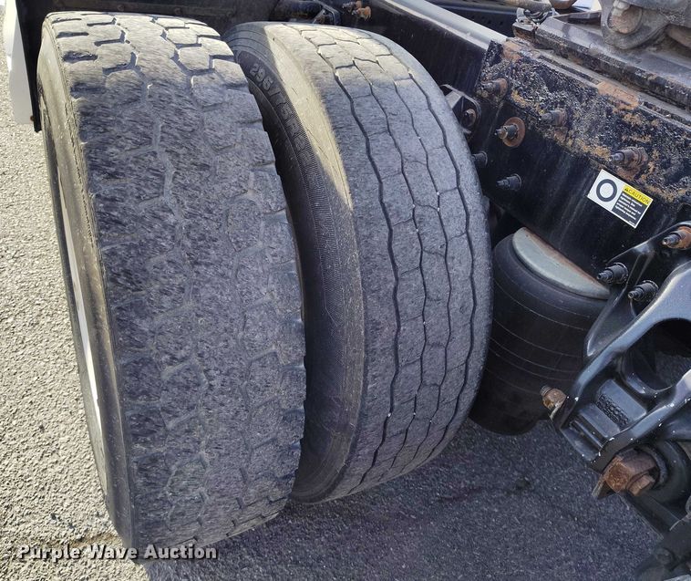 image for item DT0873 2018 Peterbilt 579 semi truck