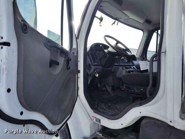 image for item DT0882 2017 Freightliner Business Class M2 delivery truck