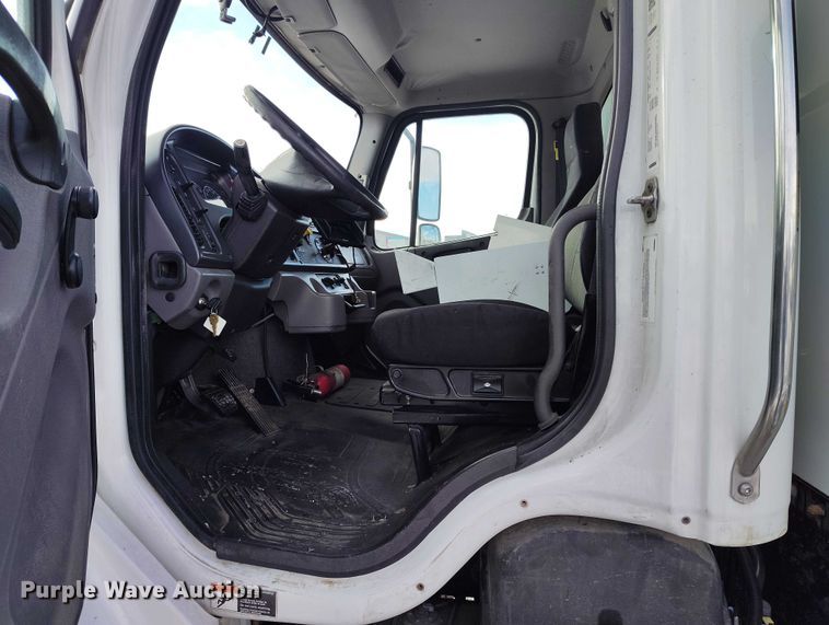 image for item DT0882 2017 Freightliner Business Class M2 delivery truck