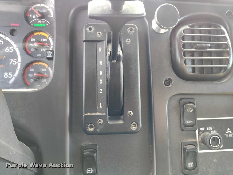 image for item DT0882 2017 Freightliner Business Class M2 delivery truck