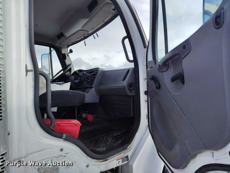 image for item DT0882 2017 Freightliner Business Class M2 delivery truck