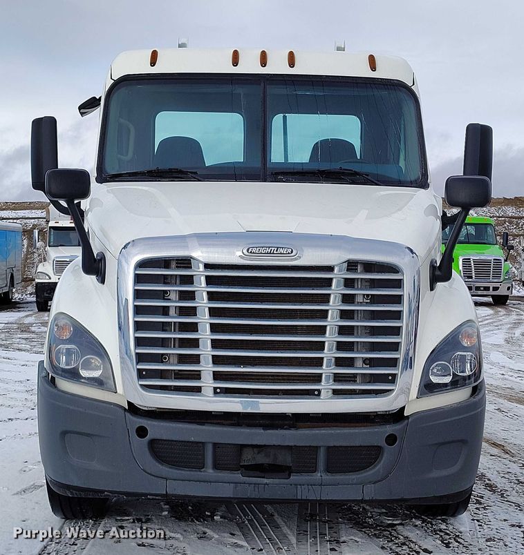 image for item DT0884 2016 Freightliner Cascadia 113 semi truck