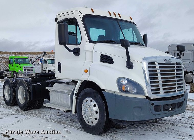 image for item DT0884 2016 Freightliner Cascadia 113 semi truck