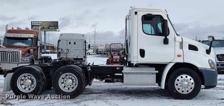 image for item DT0884 2016 Freightliner Cascadia 113 semi truck