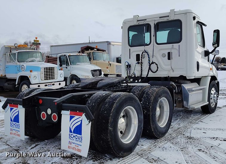 image for item DT0884 2016 Freightliner Cascadia 113 semi truck