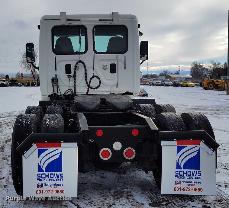 image for item DT0884 2016 Freightliner Cascadia 113 semi truck