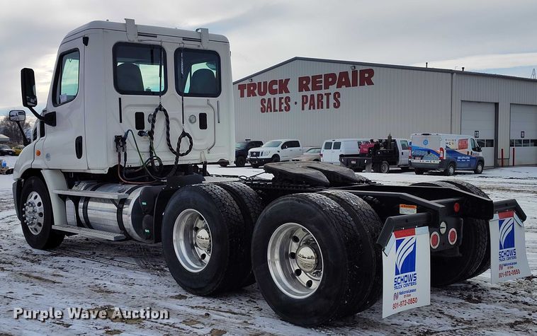 image for item DT0884 2016 Freightliner Cascadia 113 semi truck