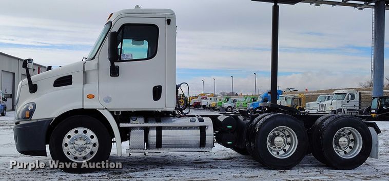 image for item DT0884 2016 Freightliner Cascadia 113 semi truck