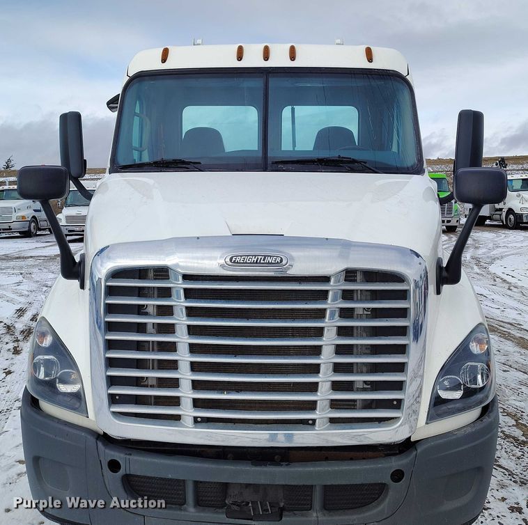 image for item DT0884 2016 Freightliner Cascadia 113 semi truck