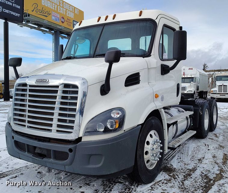 image for item DT0884 2016 Freightliner Cascadia 113 semi truck