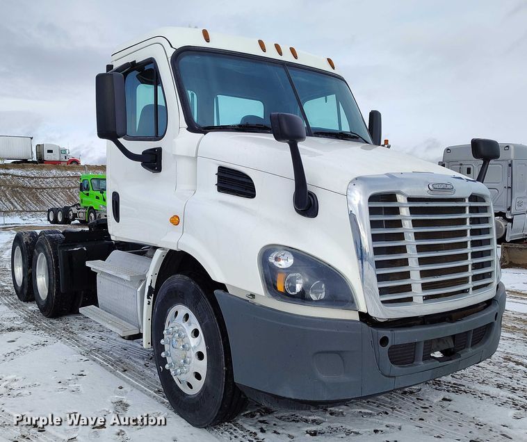 image for item DT0884 2016 Freightliner Cascadia 113 semi truck