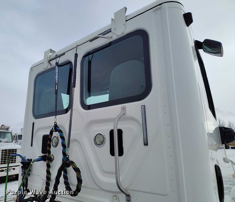 image for item DT0884 2016 Freightliner Cascadia 113 semi truck