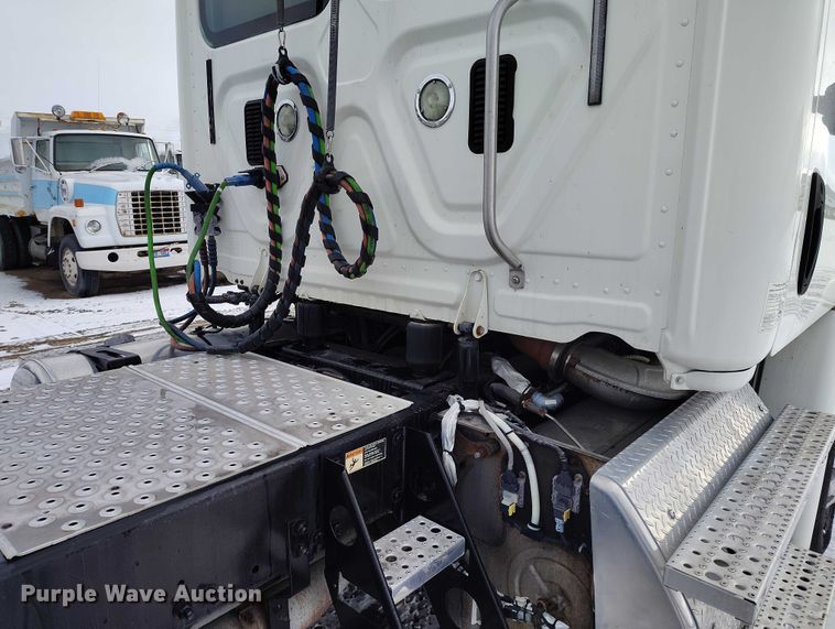 image for item DT0884 2016 Freightliner Cascadia 113 semi truck