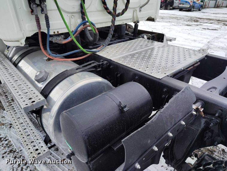 image for item DT0884 2016 Freightliner Cascadia 113 semi truck