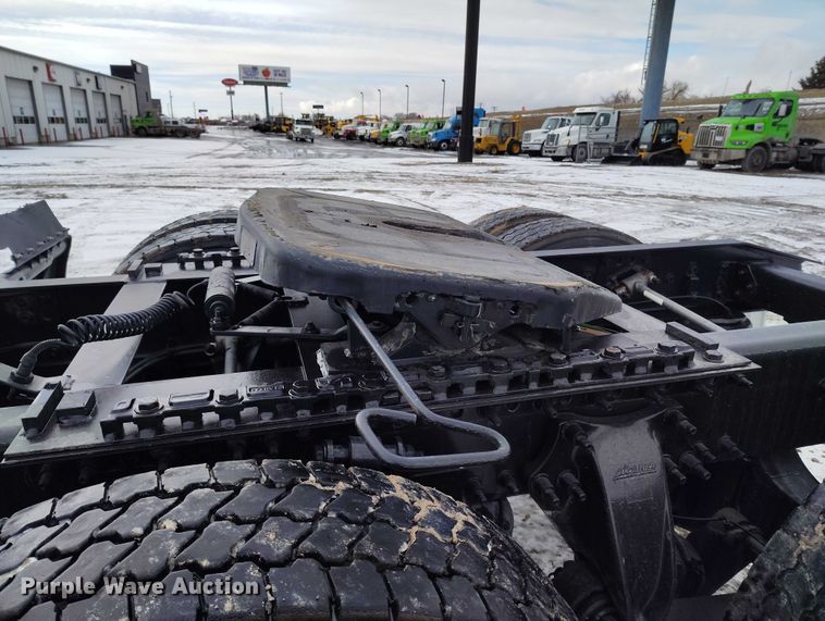 image for item DT0884 2016 Freightliner Cascadia 113 semi truck