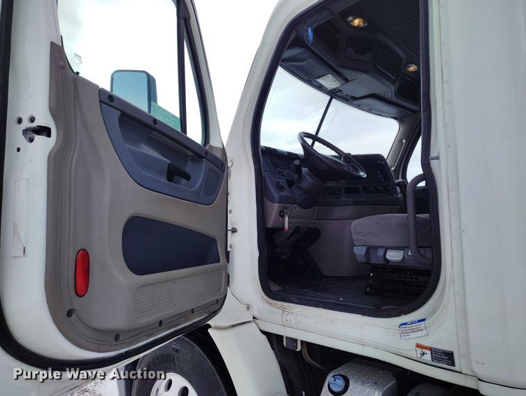 image for item DT0884 2016 Freightliner Cascadia 113 semi truck