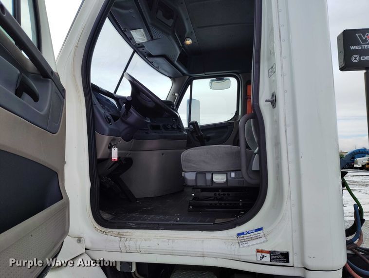 image for item DT0884 2016 Freightliner Cascadia 113 semi truck