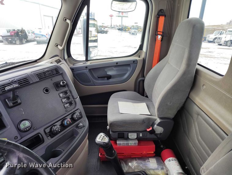 image for item DT0884 2016 Freightliner Cascadia 113 semi truck