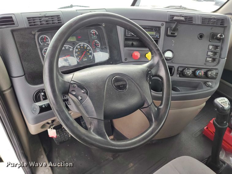 image for item DT0884 2016 Freightliner Cascadia 113 semi truck