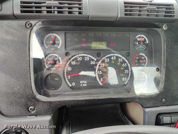 image for item DT0884 2016 Freightliner Cascadia 113 semi truck