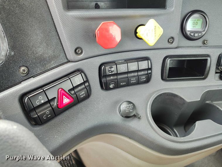 image for item DT0884 2016 Freightliner Cascadia 113 semi truck