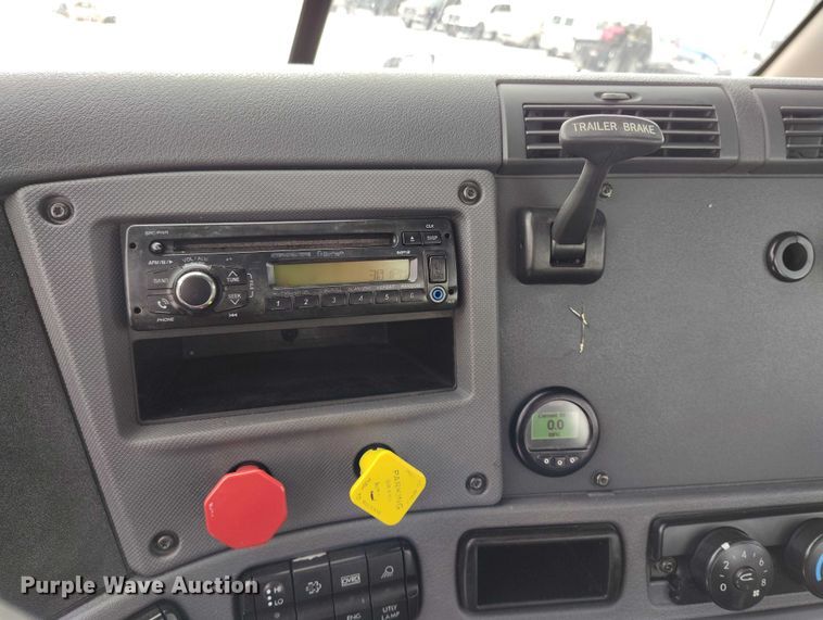 image for item DT0884 2016 Freightliner Cascadia 113 semi truck