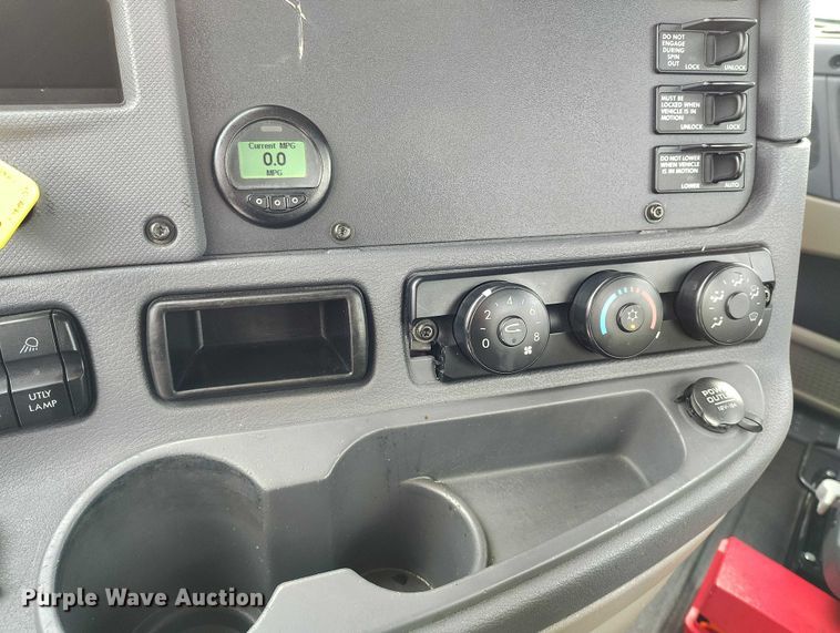 image for item DT0884 2016 Freightliner Cascadia 113 semi truck