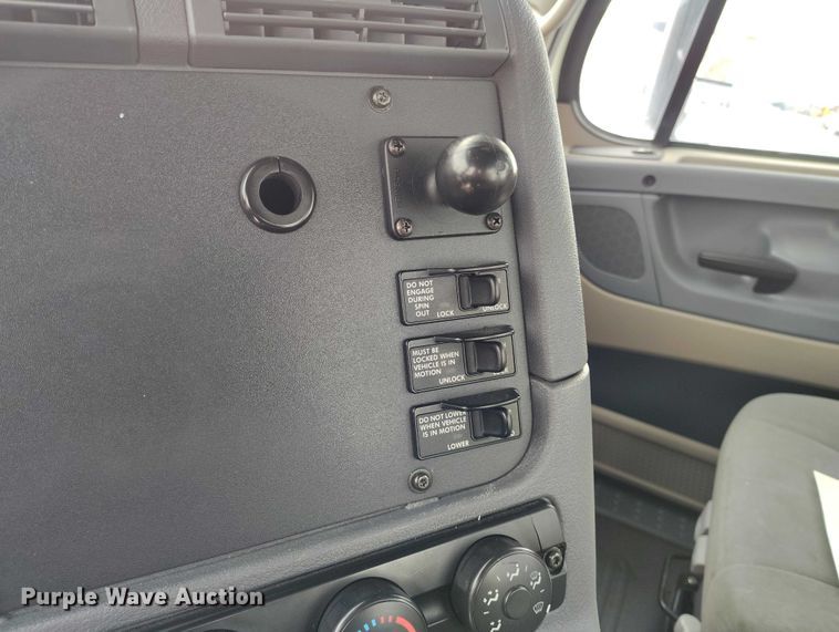 image for item DT0884 2016 Freightliner Cascadia 113 semi truck