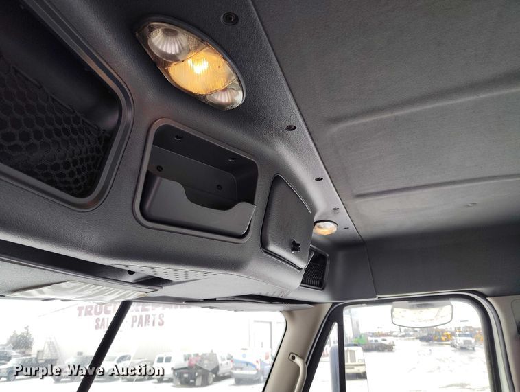 image for item DT0884 2016 Freightliner Cascadia 113 semi truck