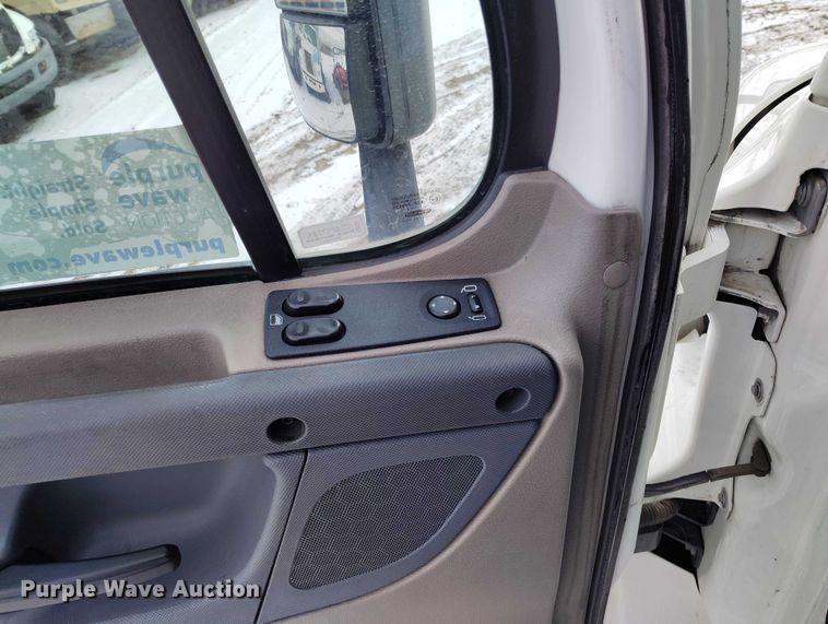 image for item DT0884 2016 Freightliner Cascadia 113 semi truck