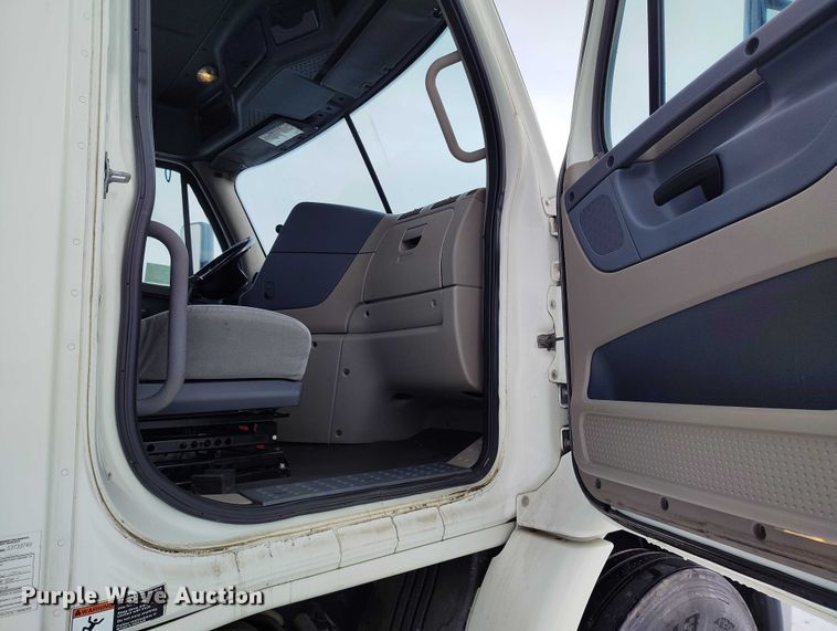 image for item DT0884 2016 Freightliner Cascadia 113 semi truck