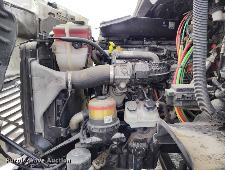 image for item DT0884 2016 Freightliner Cascadia 113 semi truck