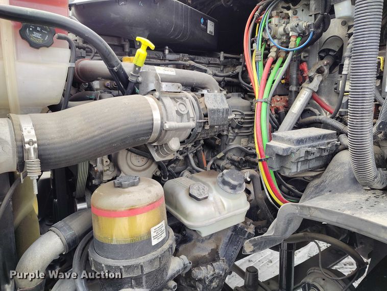 image for item DT0884 2016 Freightliner Cascadia 113 semi truck