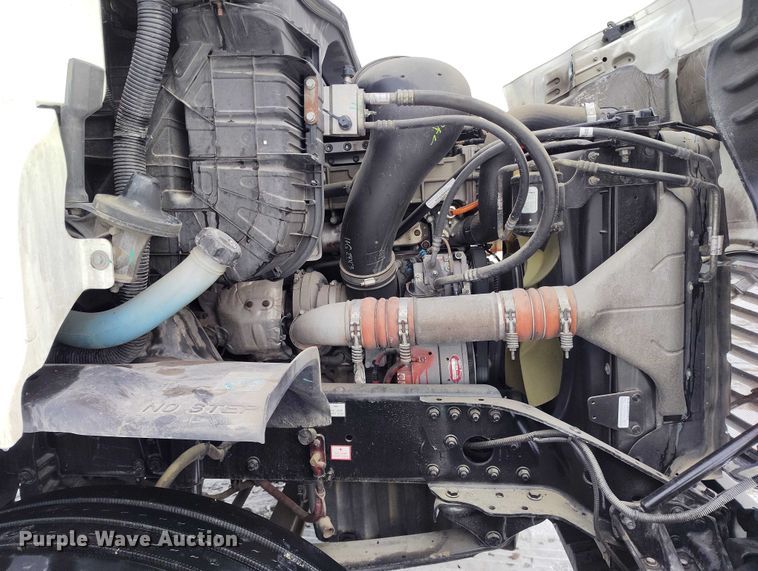 image for item DT0884 2016 Freightliner Cascadia 113 semi truck