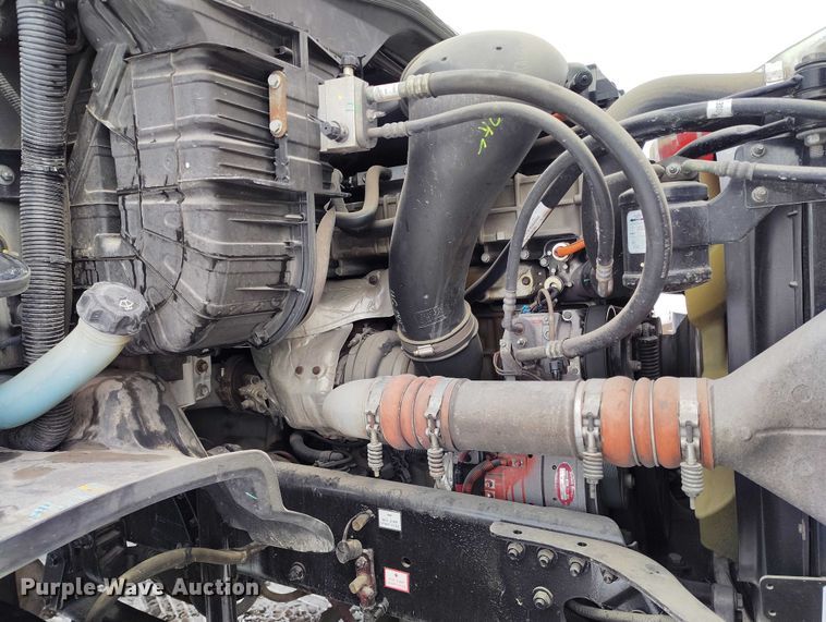 image for item DT0884 2016 Freightliner Cascadia 113 semi truck