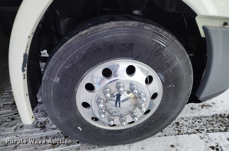 image for item DT0884 2016 Freightliner Cascadia 113 semi truck