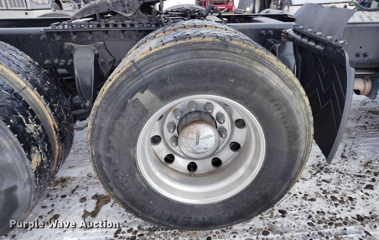 image for item DT0884 2016 Freightliner Cascadia 113 semi truck