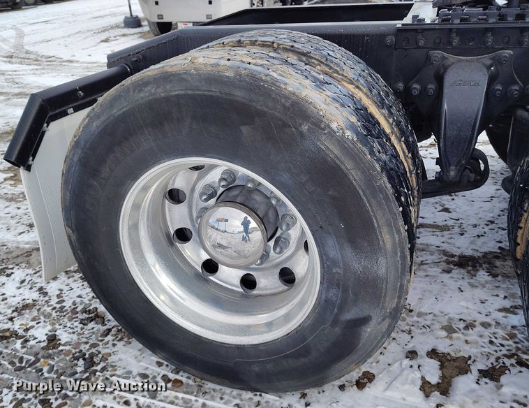 image for item DT0884 2016 Freightliner Cascadia 113 semi truck