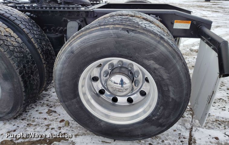 image for item DT0884 2016 Freightliner Cascadia 113 semi truck