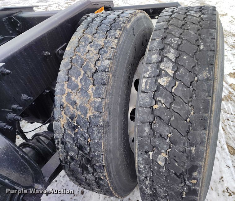 image for item DT0884 2016 Freightliner Cascadia 113 semi truck