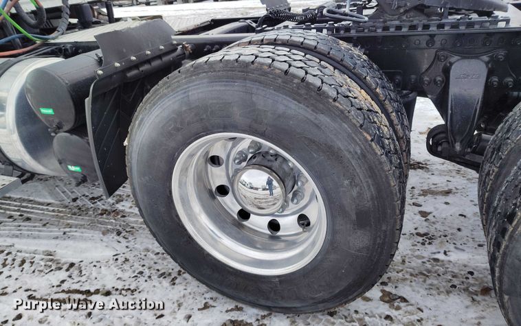 image for item DT0884 2016 Freightliner Cascadia 113 semi truck