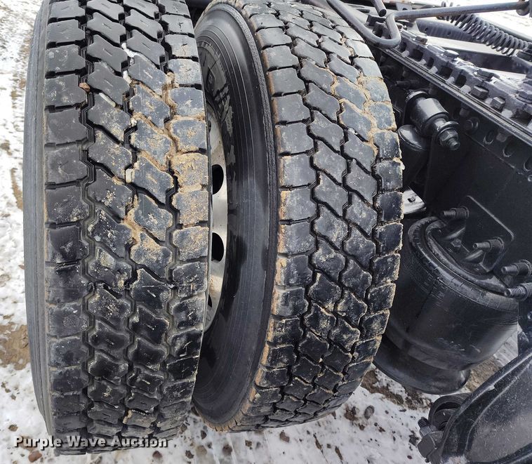 image for item DT0884 2016 Freightliner Cascadia 113 semi truck